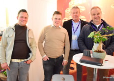 Bij Van Tuijl stonden Gerard, Leendert, Frits en Nico er om de range aan bloemen emmers light met karton en de extra benodigdheden te tonen. Natuurlijk werd ook het teeltpotten assortiment, bamboesticks, paperpots en de kartonnen eco-clicktrays getoond.